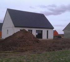 Tranchée technique faite et préparation du terrain pour remblais