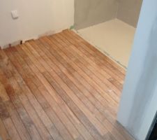 Salle de bain des parents.
Teck en cours de pose.