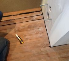 Salle de bain des parents.
Joint "pont de bateau" en cours de r&eacute;alisation sur le teck.