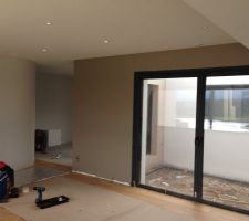 Séjour, vue vers le patio intérieur.