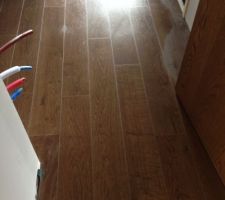 Parquet ch&ecirc;ne fum&eacute; dans le dressing, et chambre parents.