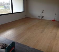 Salon et baie au sud.