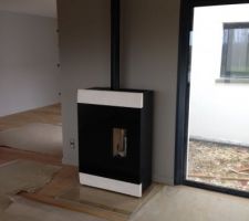 Po&ecirc;le &agrave; granule Rika Roco. Le patio est visible derri&egrave;re. Sur la gauche la salle de jeu.