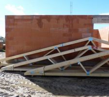 Arrivée de la charpente...ouf! Ils l'ont bien posé sur des cales!