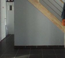 Papier peint pose par mes soins sous l escalier