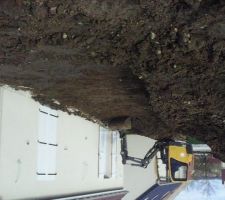 La photo est a l envers je sais pas pkoi. On a entamer les travaux pour la futur terrasse .