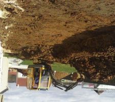 La photo est a l envers je sais pas pkoi. On a entamer les travaux pour la futur terrasse .