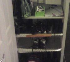 Quelque planche et voici un rangement de chaussure sous les compteurs. Optimisation de l espace.