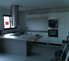 Cuisine quasi terminé, 3 jours de montage, le plus \"galère\"... la hotte!