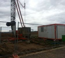 La grue est en place, avec la cabine de chantier