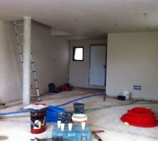 Les pl&acirc;tres sont termin&eacute;s depuis hier , l' &eacute;lectricien est d&eacute;j&agrave; l&agrave; !