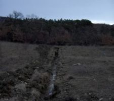 Tranchée pour amener le tout à l'égout et l'eau potable sur le terrain