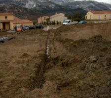 Tranchée pour amener le tout à l'égout et l'eau potable sur le terrain