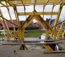 Pose de la charpente, vue &agrave; travers du outeau