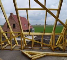 Pose de la charpente, vue &agrave; travers le velux de la chambre 2