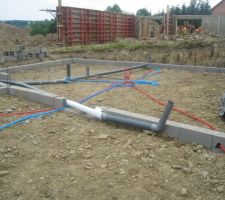 Pose des réseaux eau PER (du 12mm pour l'eau chaude et du 16 mm pour la froide) et du 100 pour toutes les évacuations