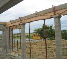 Coffrage maison des arcades en contre plaqué de 10mm rigidifié par de la planche de coffrage.