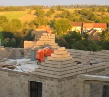 Pour l'étage , je préparais sur palette des big-bag remplis avec du sable et du mélange que le camion de big-mat me montait lorsqu'il venait livré les parpaings.je préparais ainsi tout à l'étage