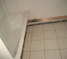 04/03/14-Salle de bain étage-Ces tuyaux seront coffrés