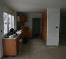 La cuisine est posée, il manque un ou deux meubles et le plan de travail..