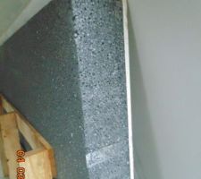 Une plaque de placo avec polystyrène
