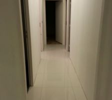 Pose du carrelage dans le couloir