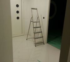 Pose du carrelage dans le hall.