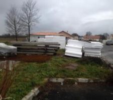 Tout le matos pour le plancher est là!
normalement quand on ira sur le terrain ce week-end, il y aura la dalle....