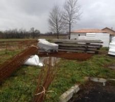 Tout le matos pour le plancher est là!
normalement quand on ira sur le terrain ce week-end, il y aura la dalle....