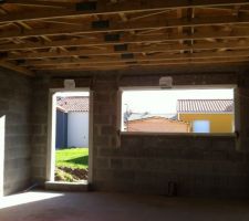 Ouvertures pr&ecirc;tes &agrave; accueillir portes et fen&ecirc;tres !!!
les seuils sont fait !