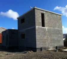 Ouvertures prêtes à accueillir portes et fenêtres !!!
les seuils sont fait !