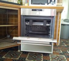 Caisson installé avec le four à l'intérieur