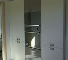 Plateau technique de la cuisine : frigo cong&eacute;lateur, micro onde four, armoire cellier.
couleur : magnolia mat et taupe brillant