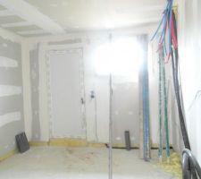 Cellier cloisonn&eacute;   tuyaux pour chauffe eau solaire et chaudi&egrave;re