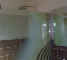 Salle d'eau, vue sur la paroi de douche chez Novellini, s&eacute;rie
Kuadra H in art.