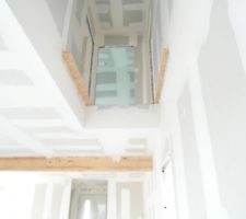 Cloisons  des murs et du plafond et de la cage d'escalier menant &agrave; l'&eacute;tage