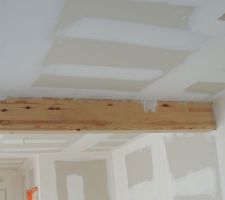 Cloisons du plafond et poutre enduite dans la foul&eacute;e