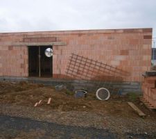 Et le RdC est fini, la dalle de l'&eacute;tage est coul&eacute;e, c'&eacute;tait le 07/03/14 !