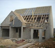 Les travaux en repris et préparation de la charpente pour recevoir les tuiles
