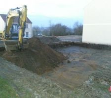 L Avancement du terrassement le gars sur place efficace mais les camions n\'ont pas fait le nombre de tour prÃ©vu...Belle prestation, le gars m a mis la bonne terre devant et derriÃ¨re bien tassÃ©e pour le remblais plus tard.