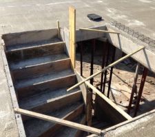 Dalle coul&eacute;e repr&eacute;sentant le toit sur les ailes et la s&eacute;paration du RDC et de l\'&eacute;tage sur la partie centrale- vue sur l'escalier.