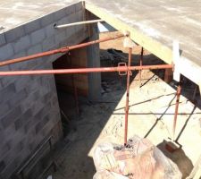 Dalle coul&eacute;e repr&eacute;sentant le toit sur les ailes et la s&eacute;paration du RDC et de l\'&eacute;tage sur la partie centrale- vue sur l'escalier. vide sur s&eacute;jour.