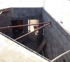 Dalle coul&eacute;e repr&eacute;sentant le toit sur les ailes et la s&eacute;paration du RDC et de l'&eacute;tage sur la partie centrale- vue sur l'escalier. vide sur s&eacute;jour.