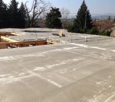 Dalle coul&eacute;e repr&eacute;sentant le toit sur les ailes et la s&eacute;paration du RDC et de l\\\'&eacute;tage sur la partie centrale-