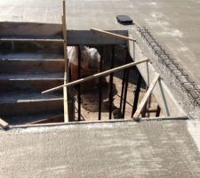 Dalle coul&eacute;e repr&eacute;sentant le toit sur les ailes et la s&eacute;paration du RDC et de l'&eacute;tage sur la partie centrale- vue sur l'escalier.