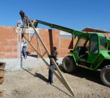 Monsieur file un coup de main pour la charpente... (mise en place du pignon central)