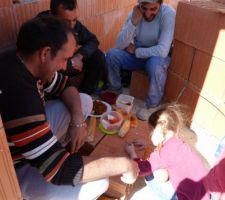 Notre fille en train de dessiner avec les maçons ;-)