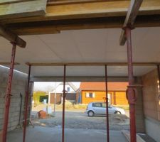 Poutrelles et hourdis au-dessus garage (isol&eacute;) pour chambre &agrave; l'&eacute;tage : en attente pour couler la dalle