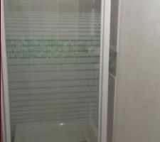 Bj
j ai achetÃ© cette porte de douche mais le soucis c est qu elle est  lÃ¨gÃ¨rement trop large enfin l encadran vendu avec est trop large pensez vous que je puisse tailler l angle de l encadrant qui touche la pente de mon toit car la douche est sous comble??