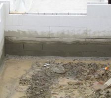 Mise en place d'une première couche de protection du soubassement (Sika Fondations)